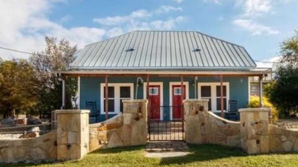 Medina House | Country home at scenic Hill Country crossroads. Sleeps up to 10