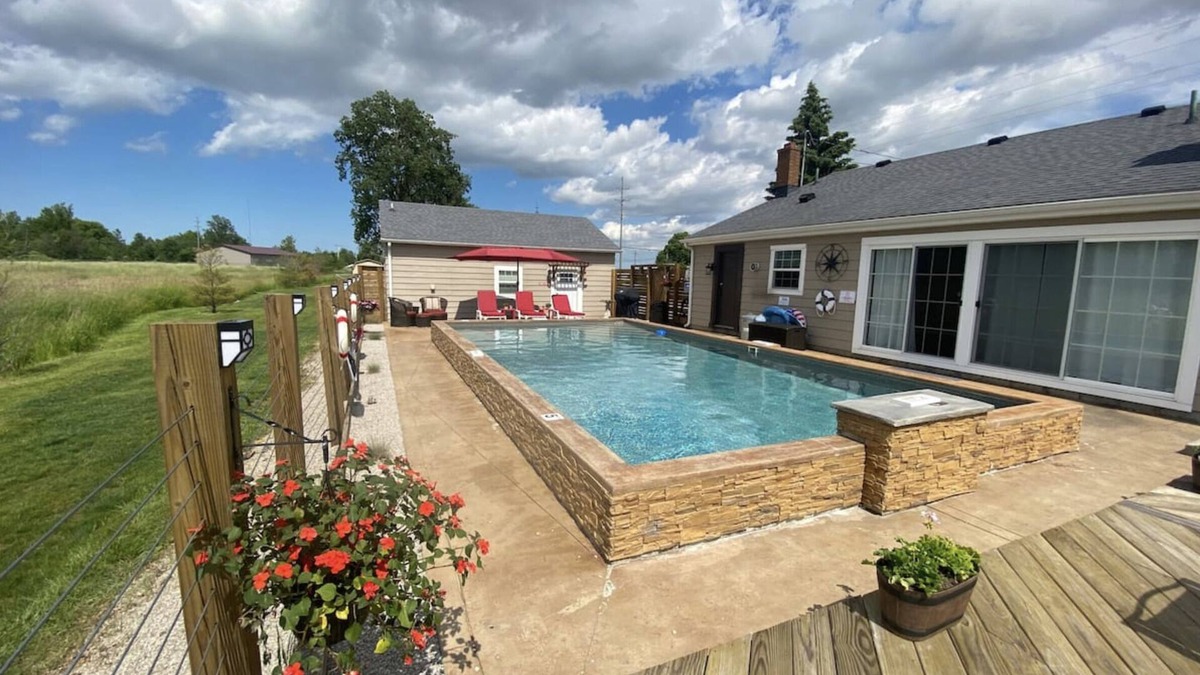 Port Clinton Villa | Country Home Villa + PRIVATE POOL & Guest House <1 mile to downtown Port Clinton