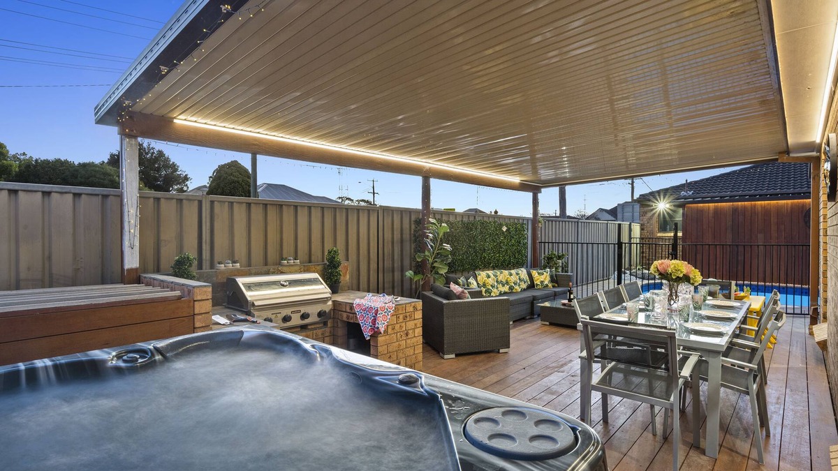 Cessnock House | Country Homestead - Pool, Hot Tub, Ducted Aircon