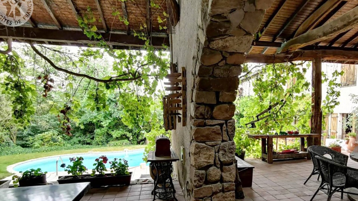 Essertines-en-Donzy Cottage | Country House with Private Pool and Pets Allowed, 9 people