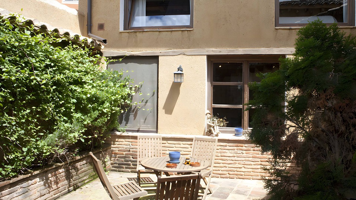 Villalon de Campos House | Country House 'El Encuentro' with Traditional Adobe and Wood Architecture