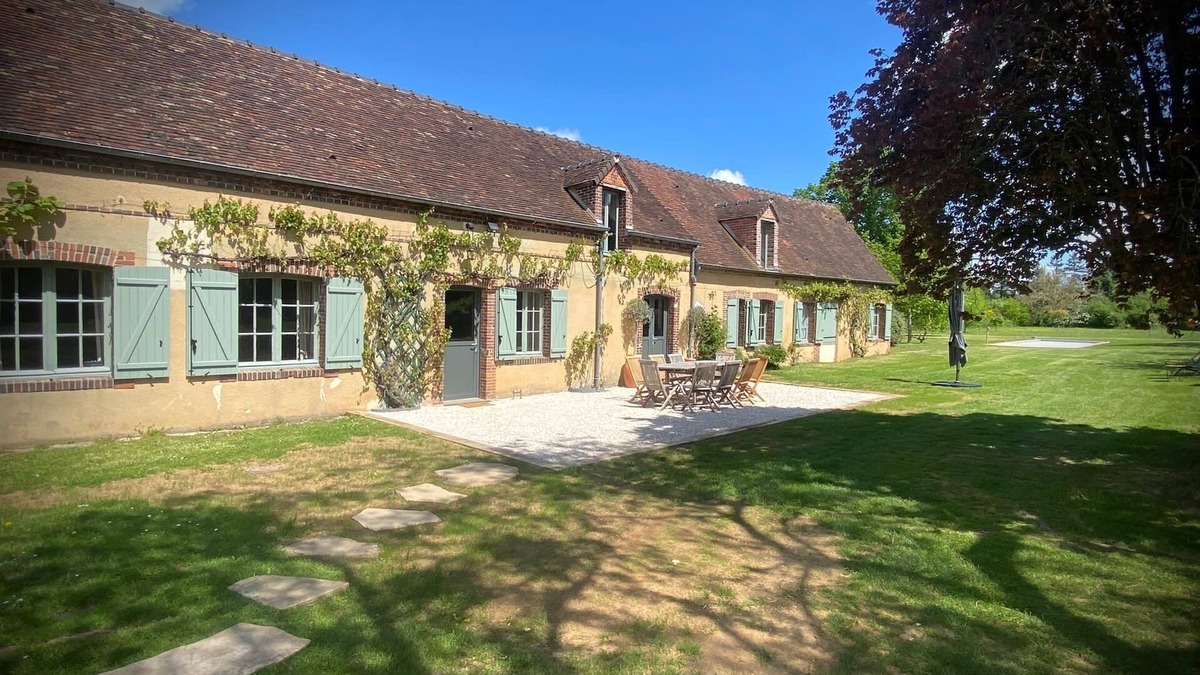 Mezieres-en-Drouais House | Country house 1 hour from Paris - secure swimming pool and tennis court