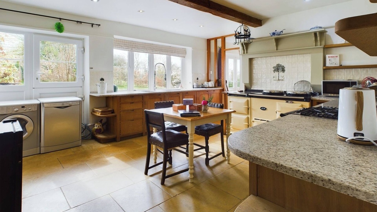 Chepstow House | Country House-14Guests-Parking-HotTub-AmazingViews