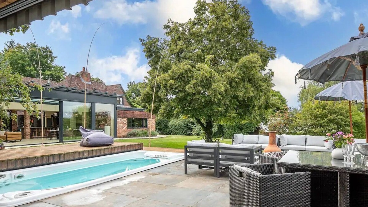 Stockcross House | Country House, 4 Acres, Views & Swimming Pool I Pass The Keys