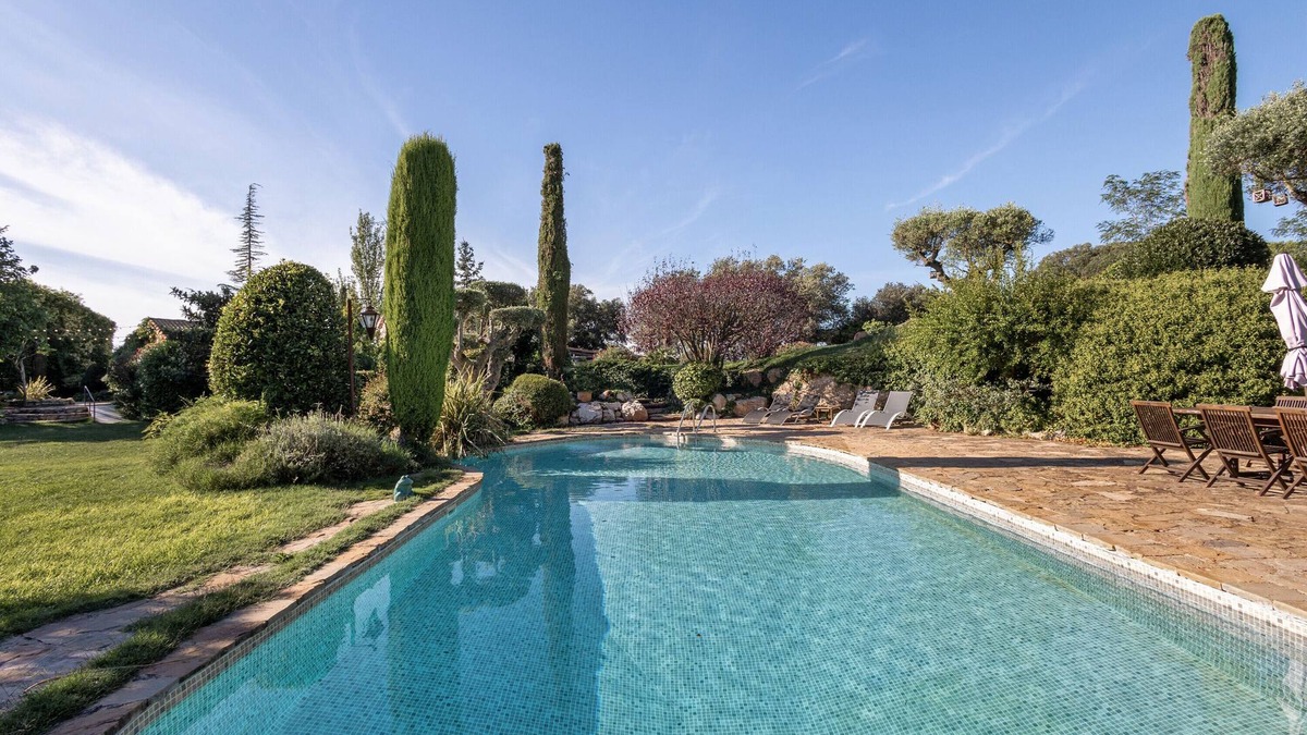El Bruc House | Country House 'Casa Farigola' with Mountain View, Shared Pool and Wi-Fi