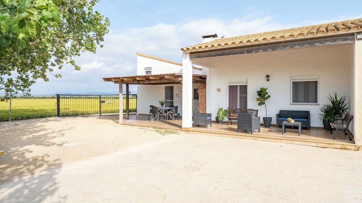 Deltebre House | Country House 'Caseta Montanyana' with Private Terrace, Private Garden and Wi-Fi