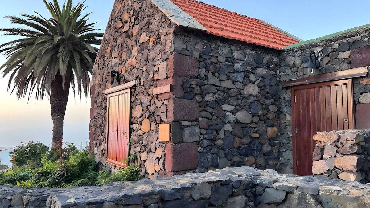 Mocanal House | Country House 'El Almendro' with Sea Views, Shared Terrace and Wi-Fi