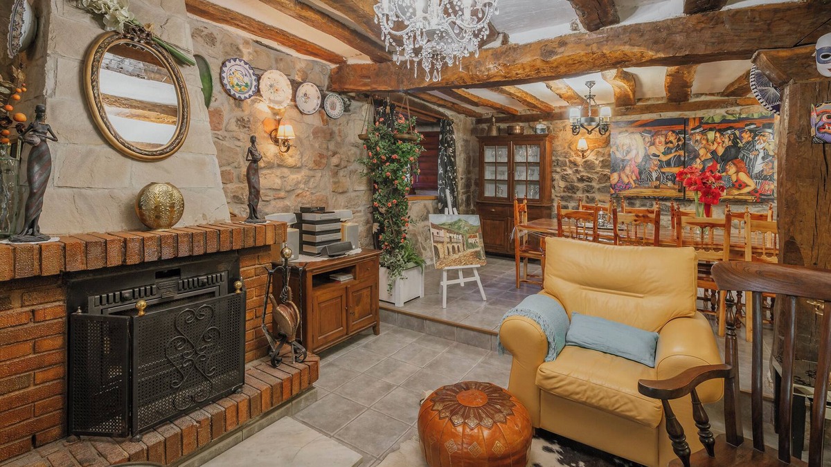 Jaramillo Quemado House | Country House 'La Casona' with Mountain View, Private Garden and Wi-Fi