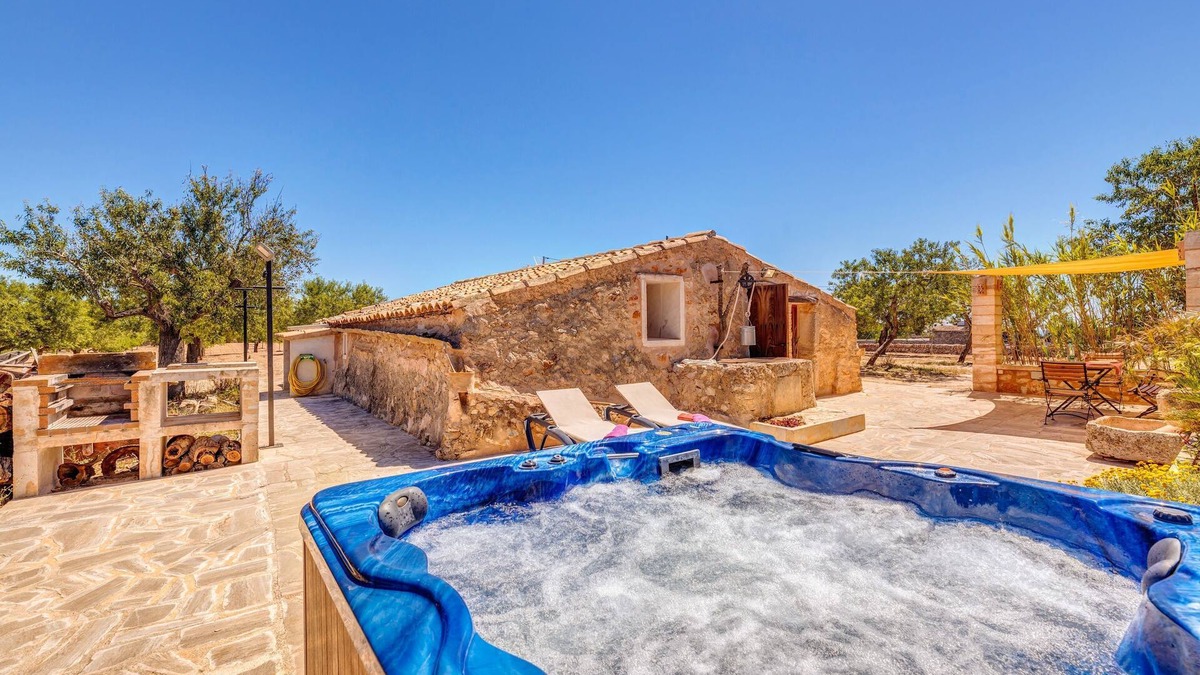 S'alqueria Blanca Villa | Country House 'Casita Els Sestadors' with Private Terrace, Wi-Fi and Air Conditioning