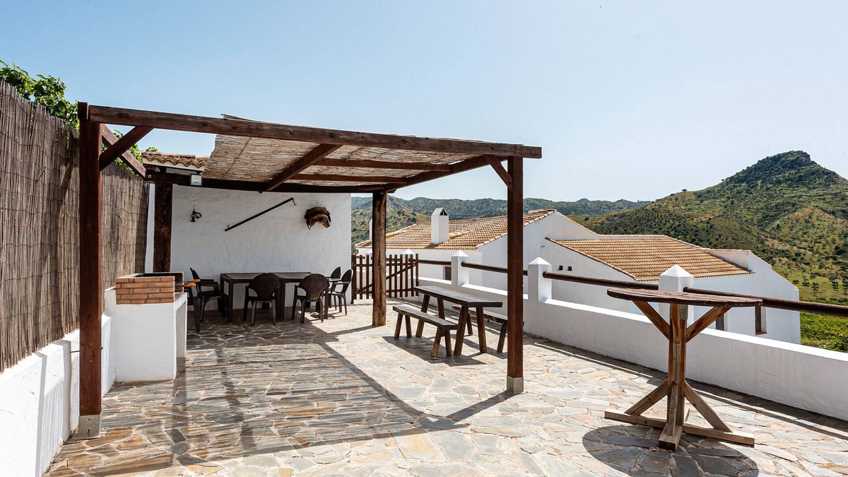 Malaga House | Country House 'La Cochera' with Lake View, Shared Pool and Wi-Fi