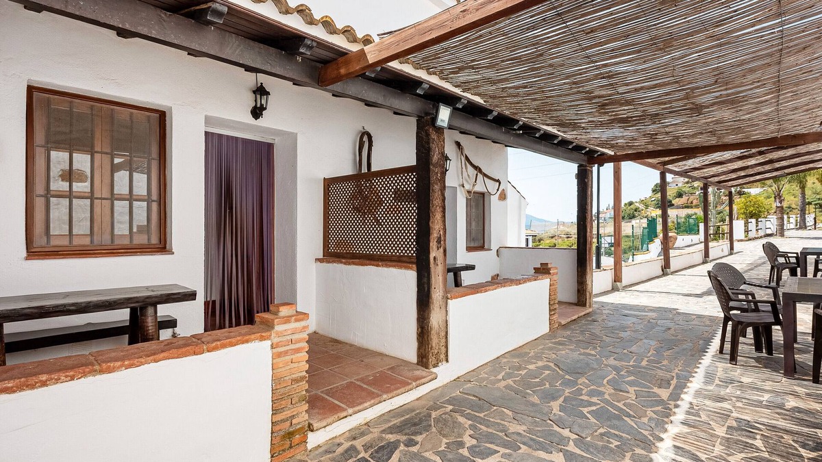 Malaga House | Country House 'La Cuadra' with Lake View, Shared Pool and Private Terrace