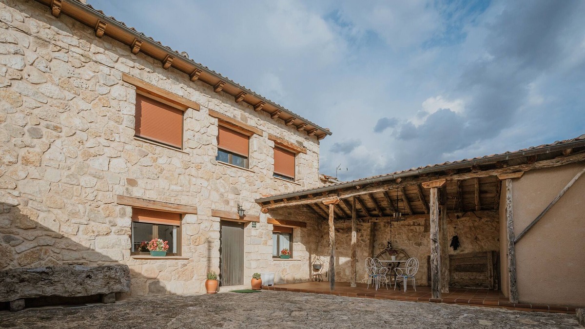 Duruelo House | Country House 'La Escondida' with Private Terrace and Wi-Fi