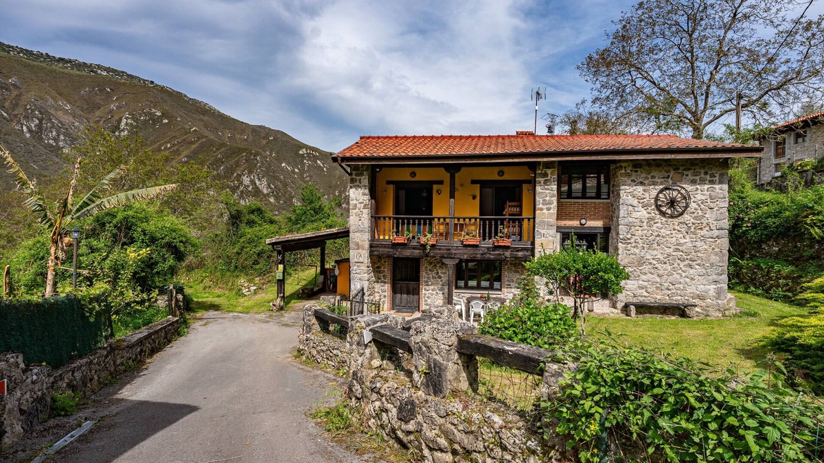 Cueli House | Country House 'La Nozal' with Mountain View, Private Pool and Wi-Fi