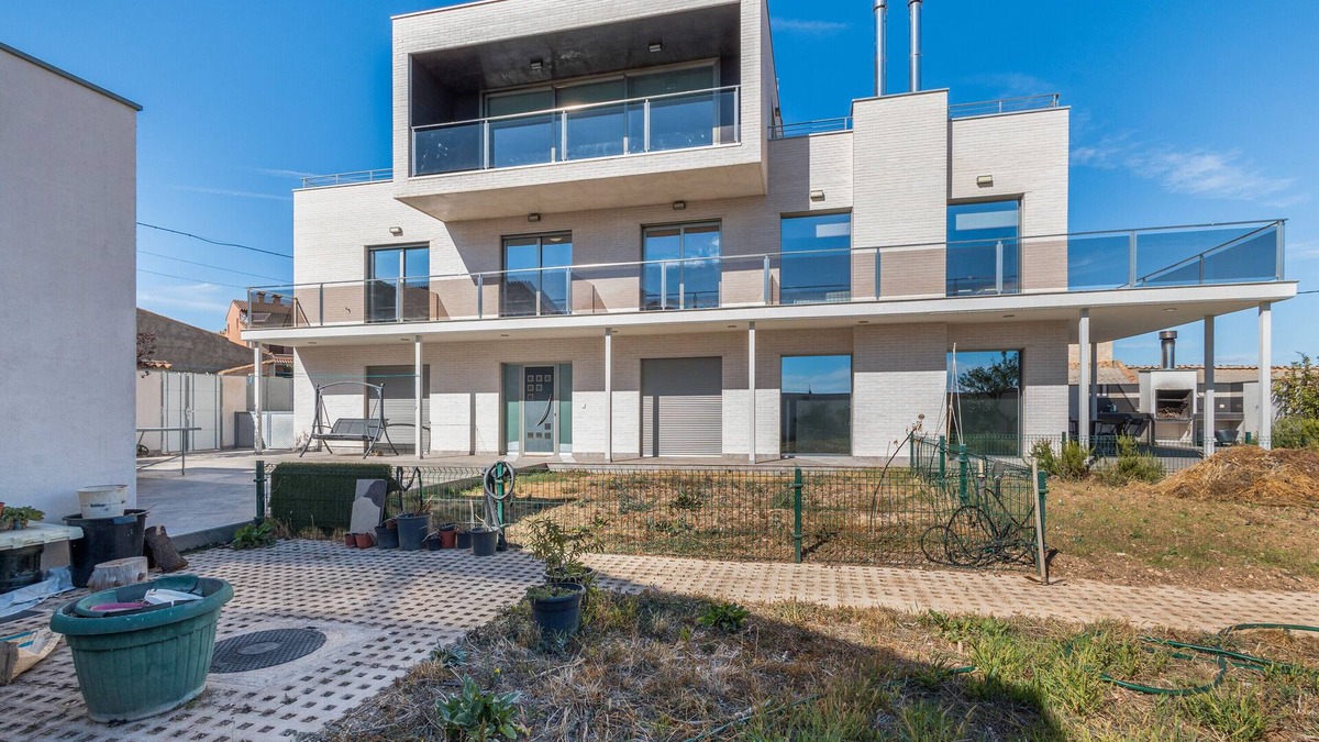 Tornos House | Country House 'Laberinto' with Private Terrace, Private Garden and Wi-Fi