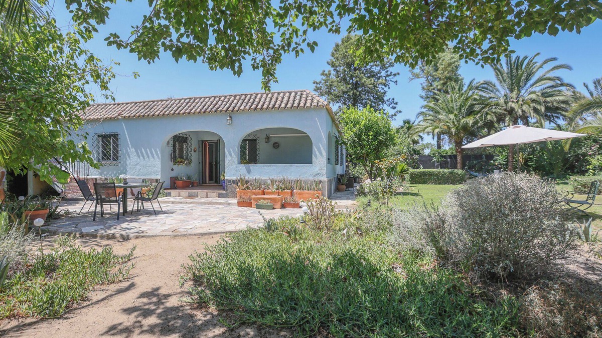 Arahal House | Country House 'Villa Moral' with Private Pool, Wi-Fi and Air Conditioning