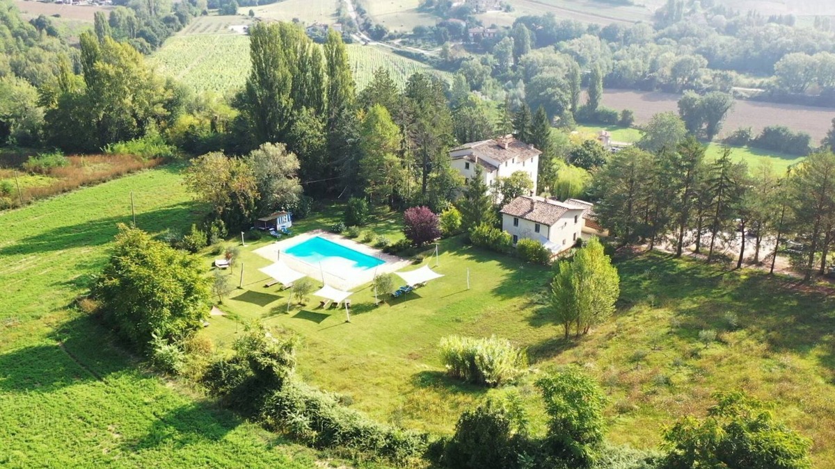 Montone Apartment | Country house with large pool & private restaurant in the green heart of Italy