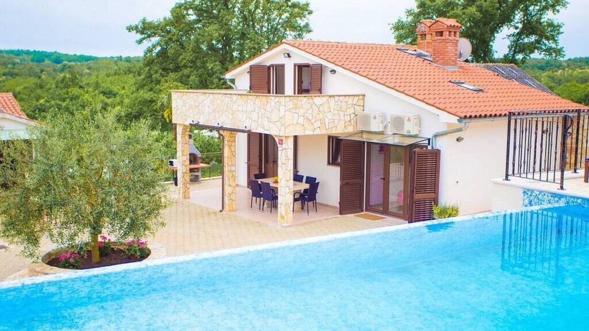 Rakotule Villa | Country house with pool and stunning views for 6