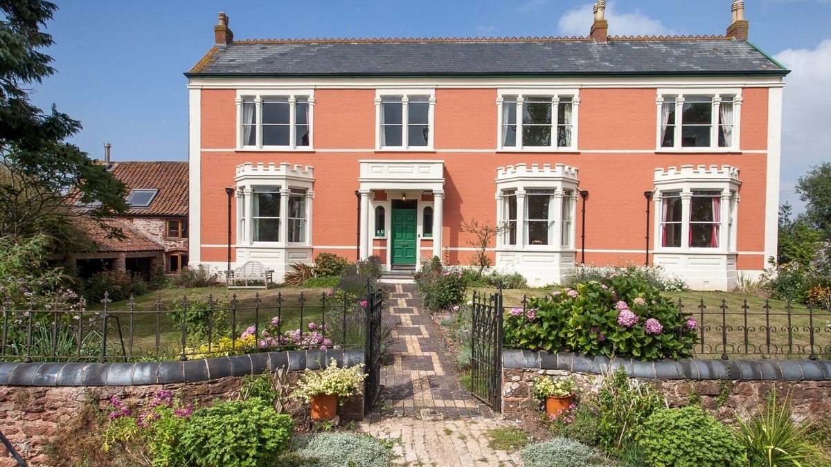 Milverton House | Country House with Swimming Pond, Hot Tub and Glorious Gardens.