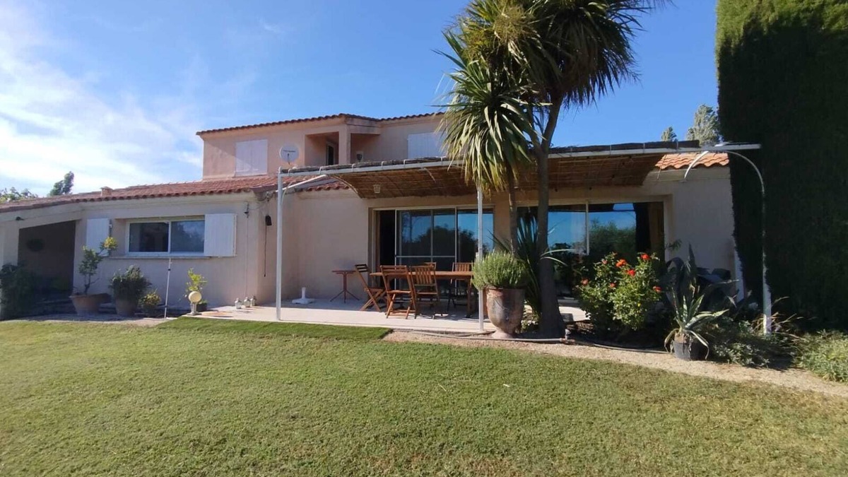 Arles Cottage | Country house with swimming pool, overlooking 15 ha of meadows, 10 mns from Arles.