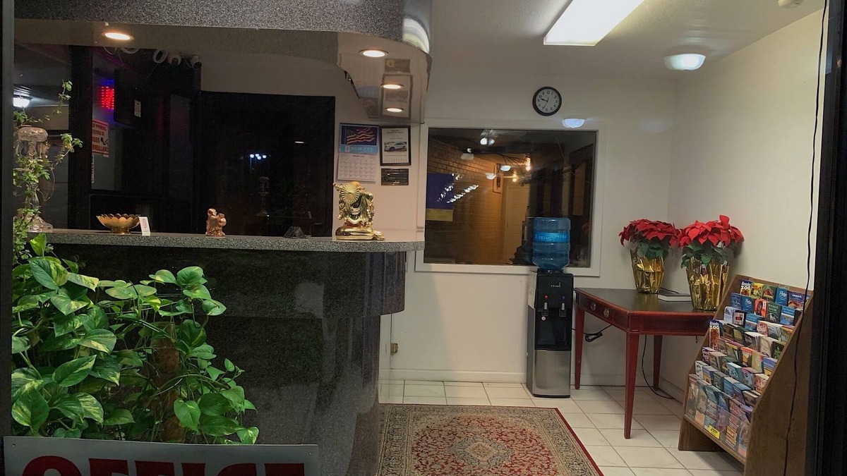 Oakdale Hotel | Country Inn Motel