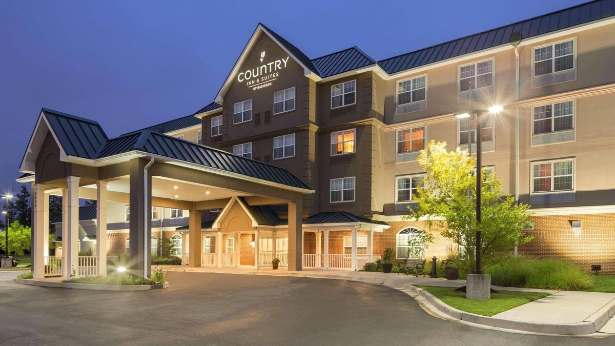 Rossville Hotel | Country Inn & Suites by Radisson, Baltimore North, MD