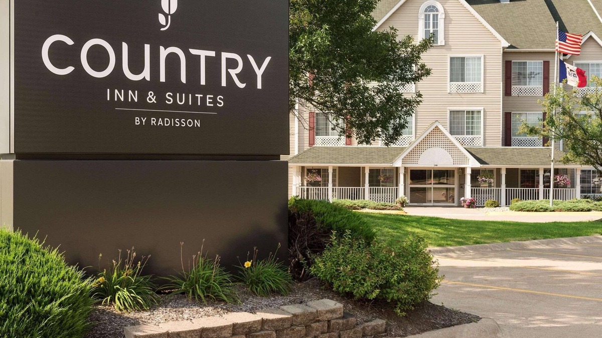 Quad Cities Hotel | Country Inn & Suites by Radisson, Davenport - Quad Cities