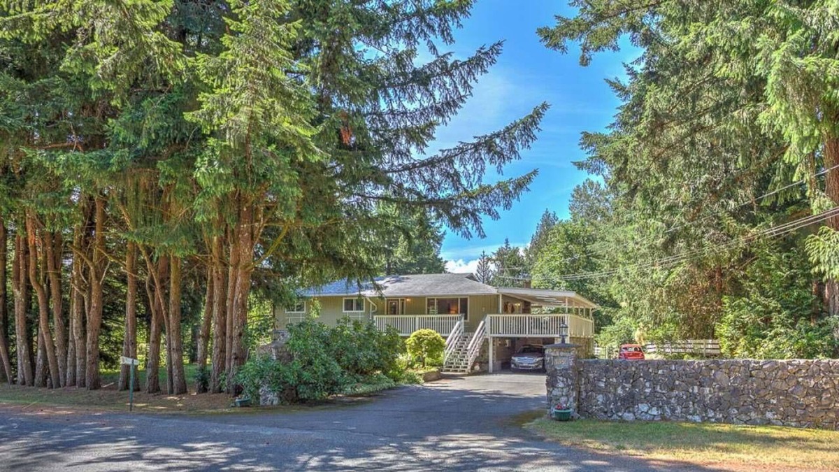 Cobble Hill House | Country Living at it's best! 3 bedroom top-floor suite.