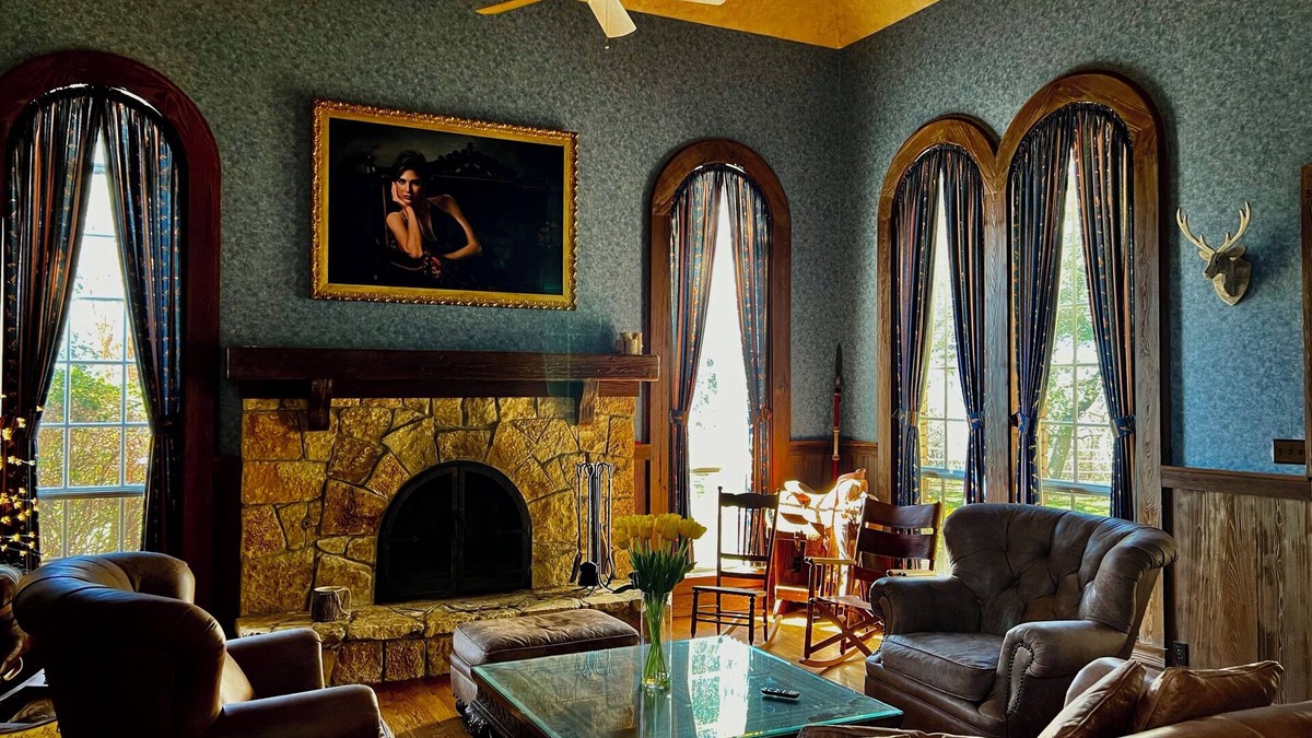 Fort Worth House | Country Mansion Estate w 5 King Bedrooms 60 acres & Lakes w Resort-style Pool