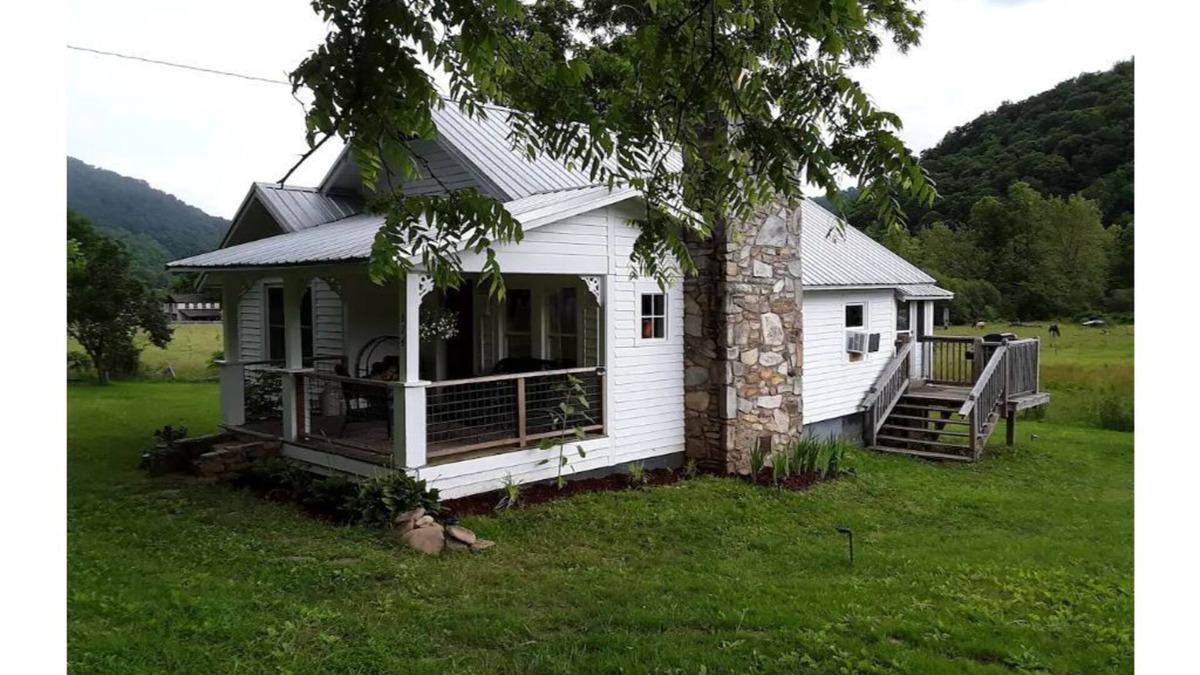 Barnardsville Other | Country Mountain Getaway! Relax, Unplug, Unwind! 110+ yr.old Renovated Farmhouse