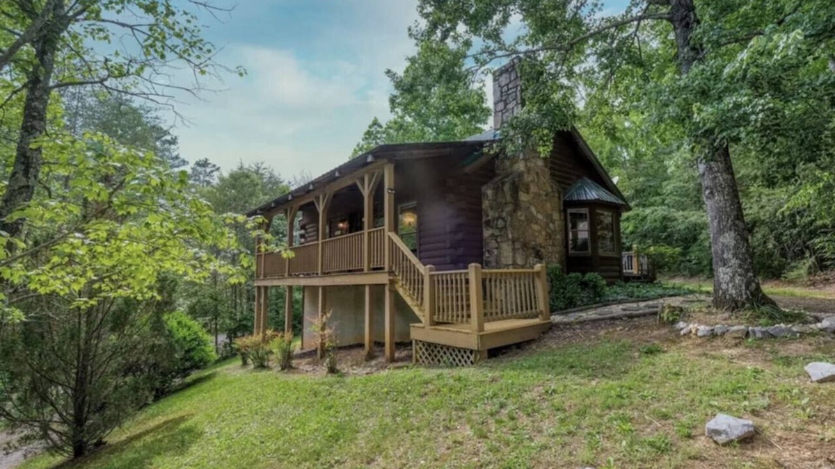Sevierville Cabin | Country Romance - Peaceful Getaway