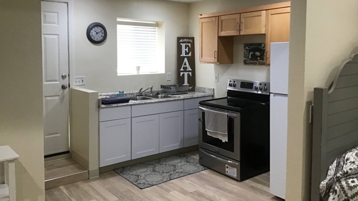 Agua Dulce Cottage | Country setting 5 mins from local wineries and trail heads