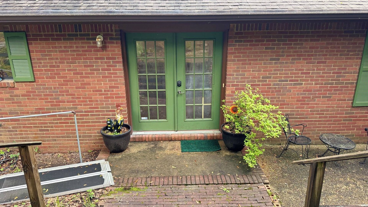 Auburn House | Country Setting Just 4 Miles From Jordan-Hare