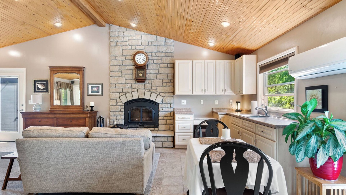 Hamilton House | Country stay with hot tub & fireplace near Spooky Nook & Miami Univ.