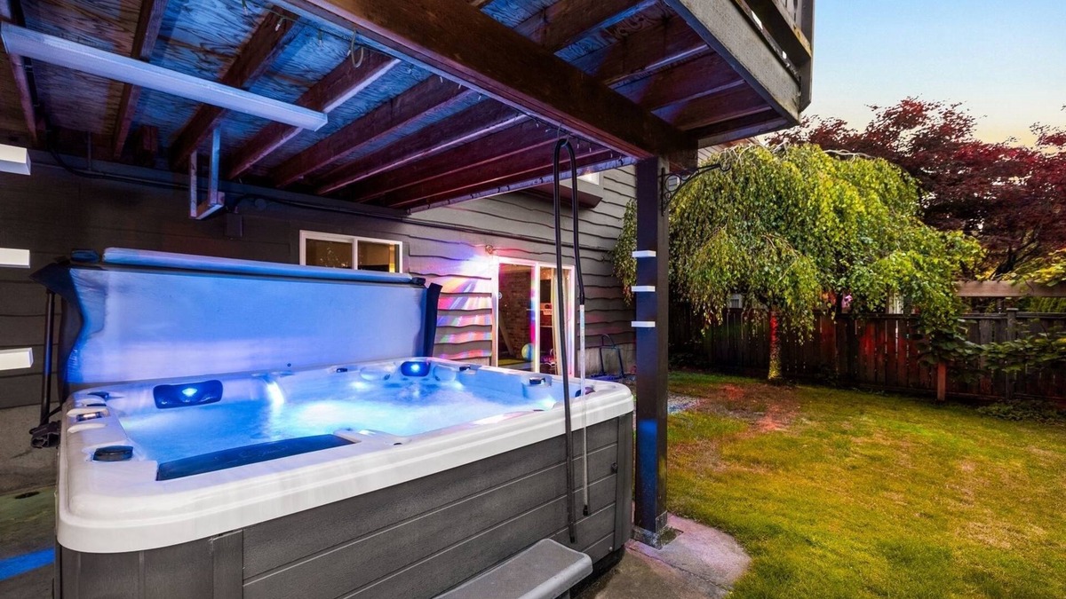 Port Moody House | Country style vacation home suite-REC- GYM AND HOTTUB INCLUDED-PET FRIENDLY