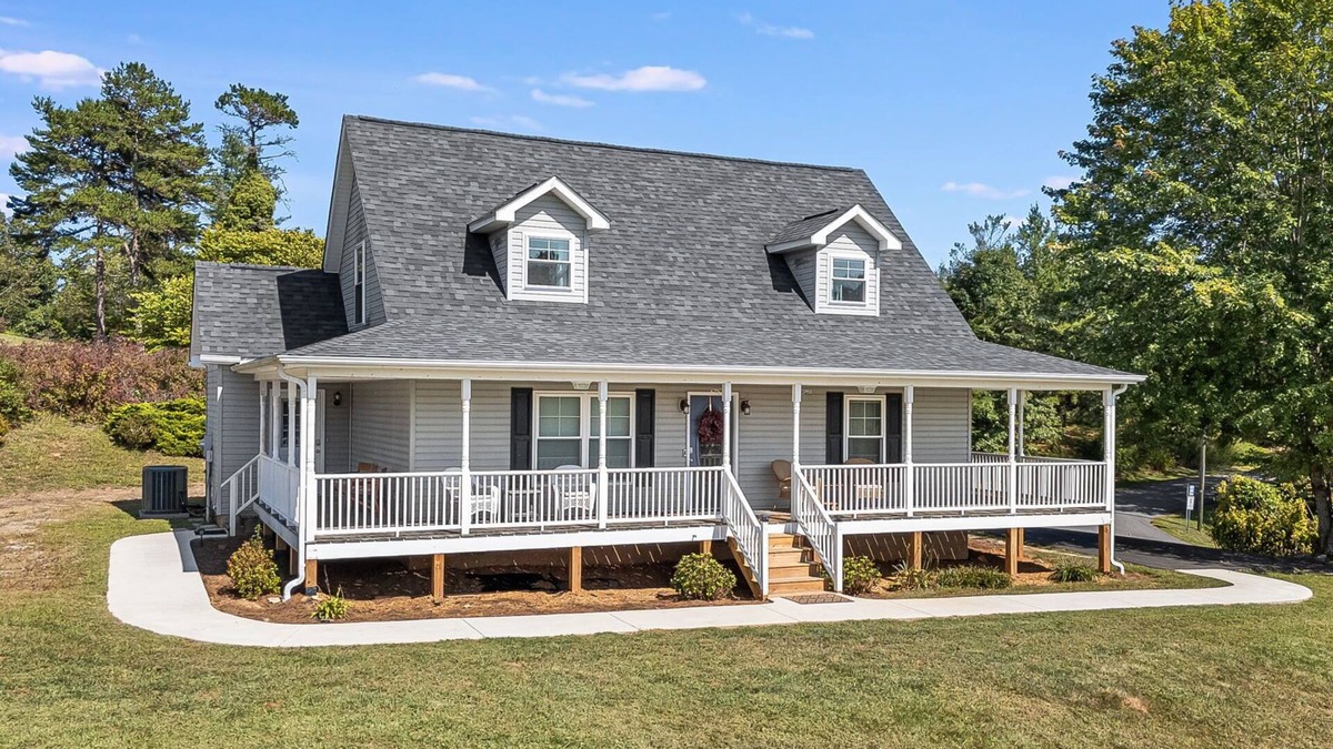 Alexander House | Countryside Escape 15 Mins to Downtown Asheville w/Covered Wrap Around Porch!