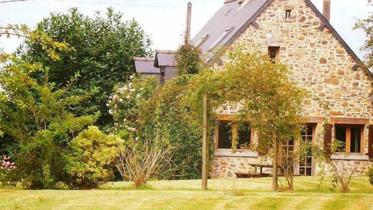 Landivy House | Countryside Home Sleeps 6 - Garden, Parking, Wifi