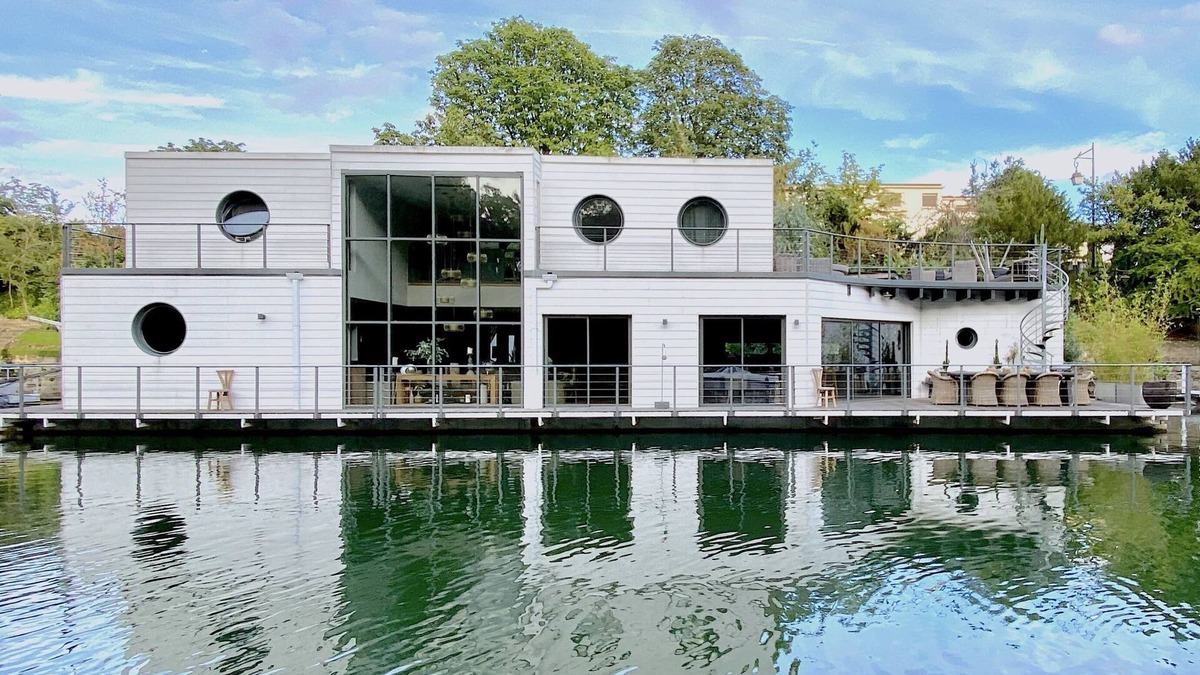 Neuilly-sur-Seine Boat Rental | Countryside in ParisnAn architect house like an island facing water and nature.n