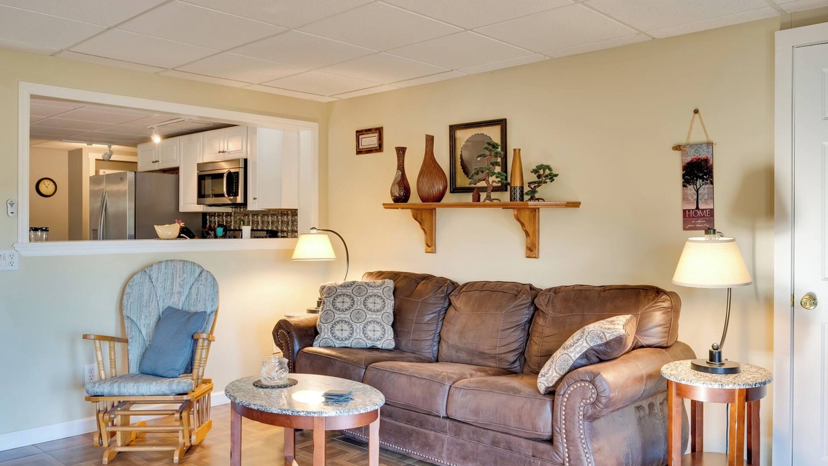 Beebe Plain Apartment | Couple's Retreat w/Lake View in Newport!