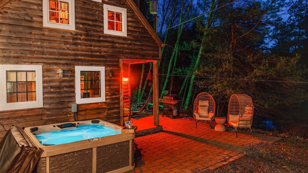 Layton Cabin | Couple's Serenity Cabin * Hot Tub *Lake