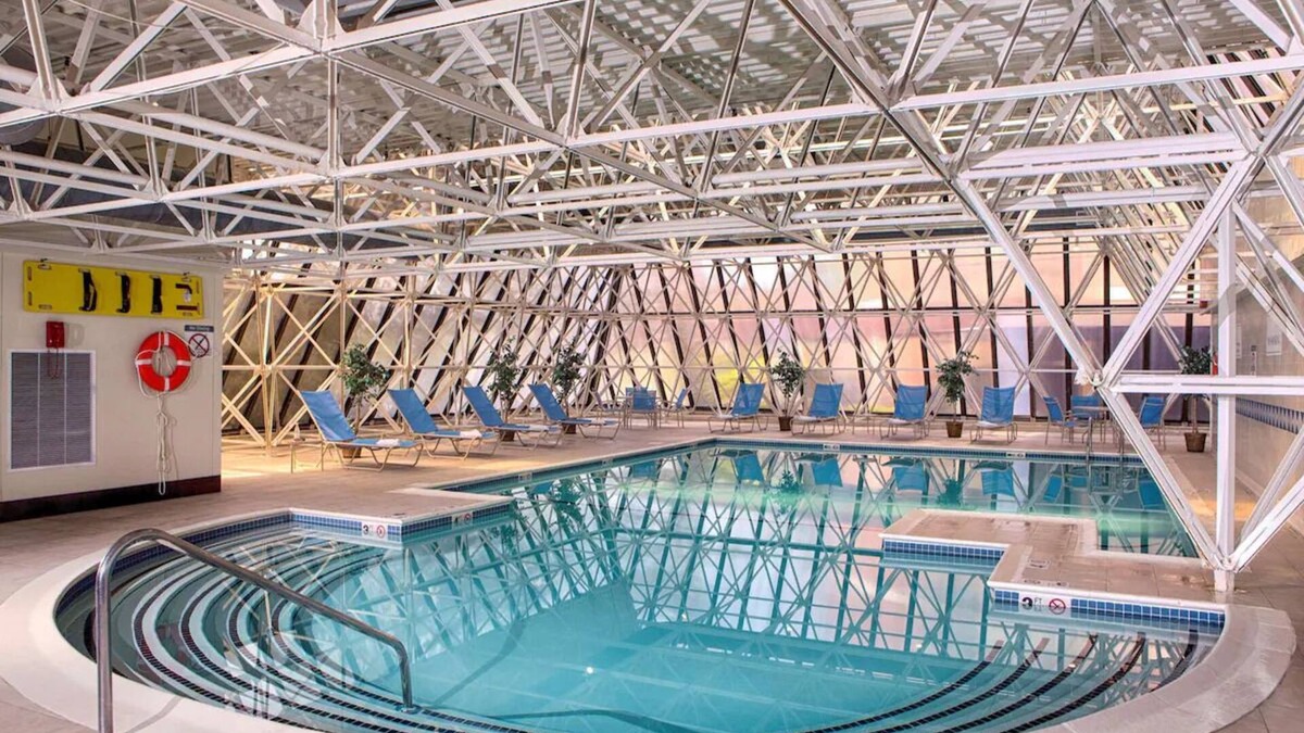 South Portland Hotel | Couple Stay Right Next to I-95 w/Complimentary Breakfast | Indoor Pool