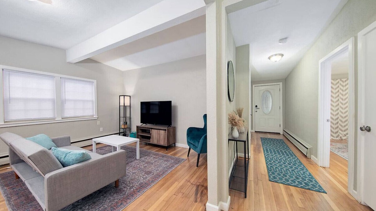 Marblehead Apartment | Couples & Beach lovers Meet your needs here