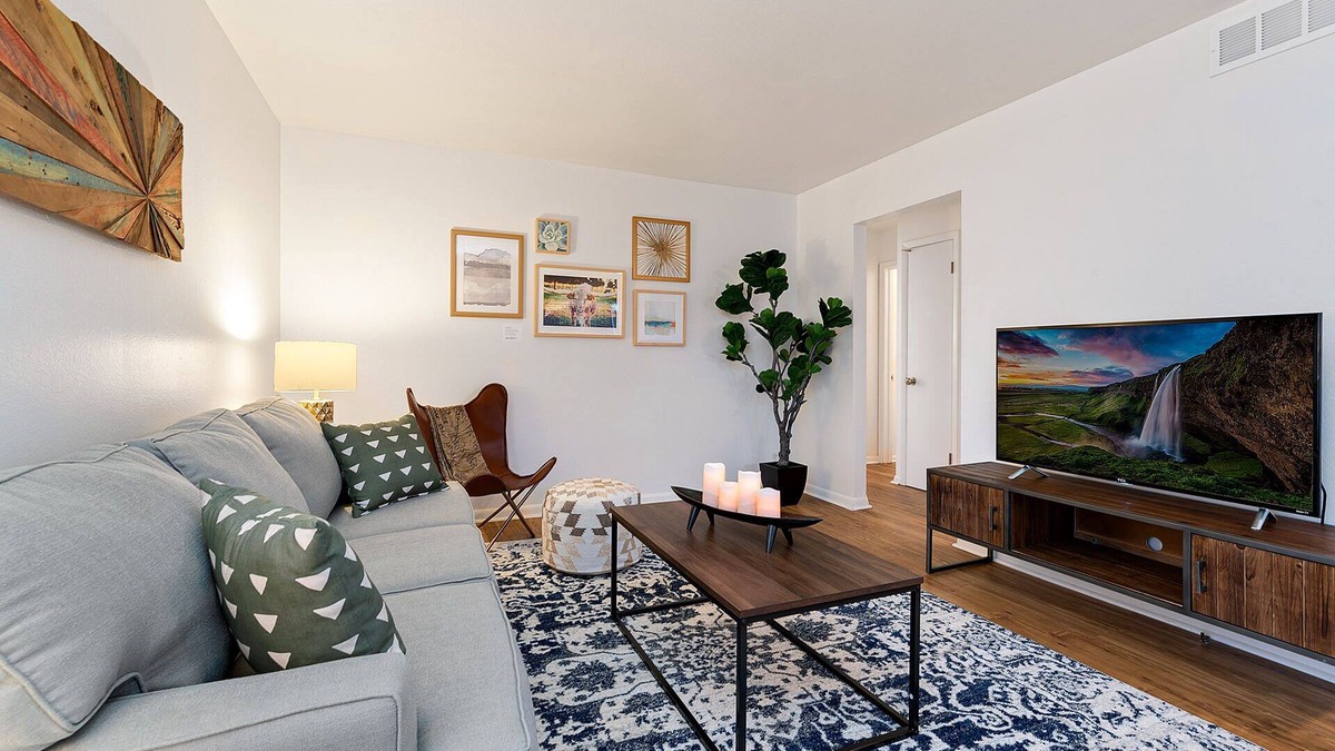 University Acres Condo | Couple’s Getaway | Dog Friendly, Bike to Old Town!