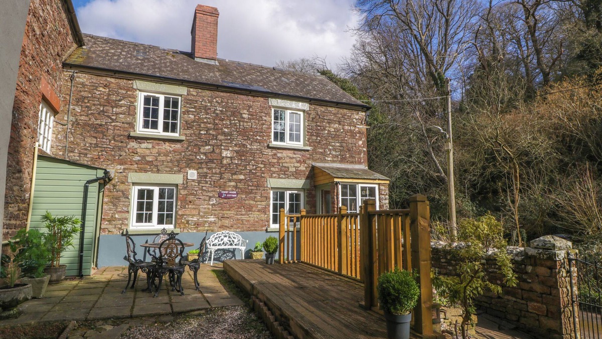Blakeney Cottage | COURT HOUSE COTTAGE, pet friendly, with open fire in Blakeney