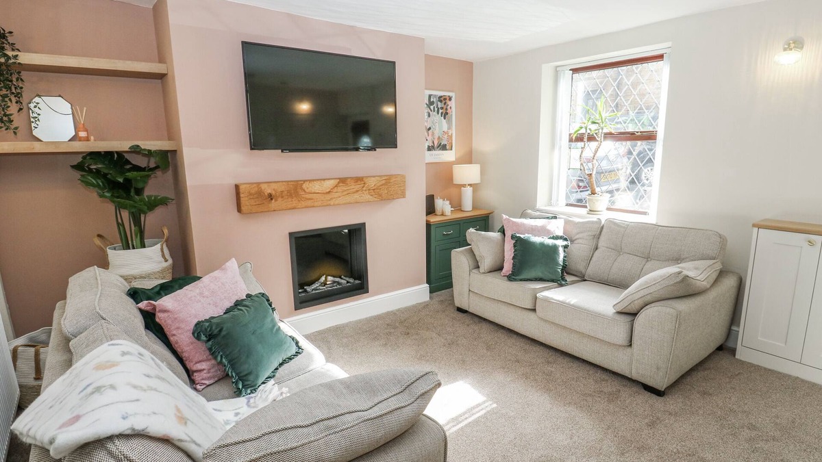 Uppermill Cottage | COURT STREET COTTAGE, family friendly, with a garden in Uppermill