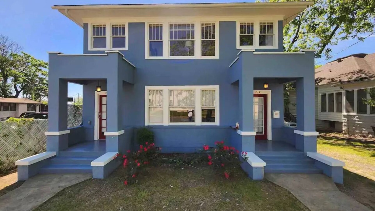 Hot Springs House | Courthouse Square in Heart of Town
