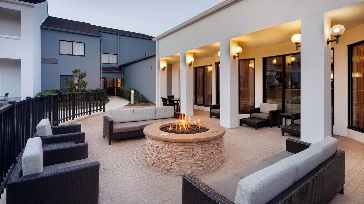 Addison Hotel | Courtyard by Marriott Addison Midway