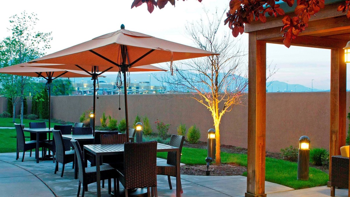 Medford Hotel | Courtyard by Marriott Medford Airport