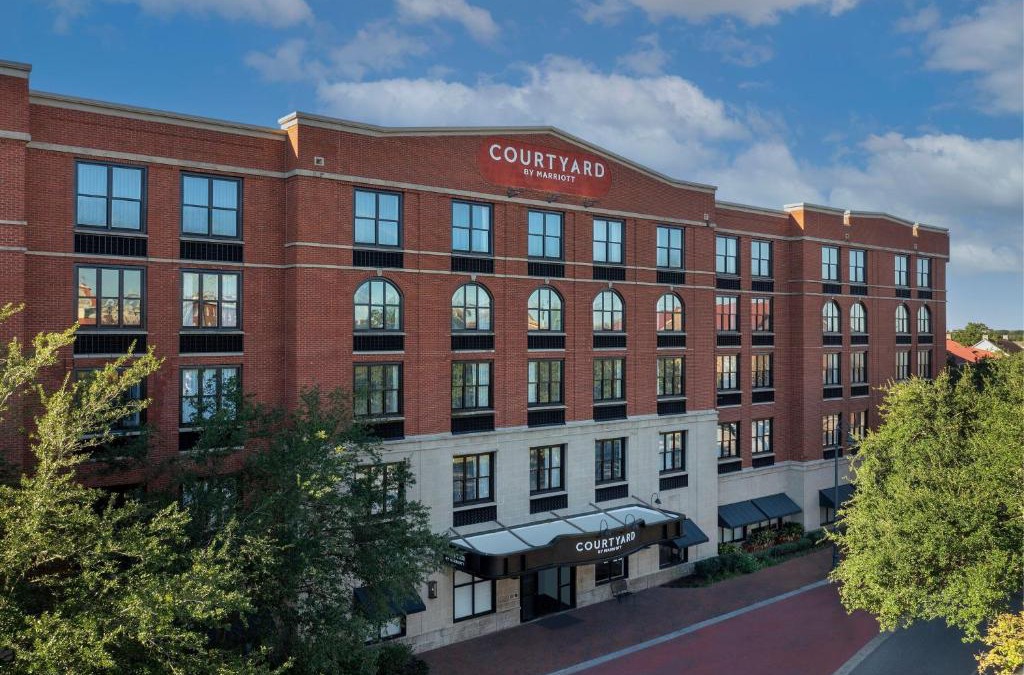 Old West Broad Neighborhood Hotel | Courtyard by Marriott Savannah Downtown - Historic District