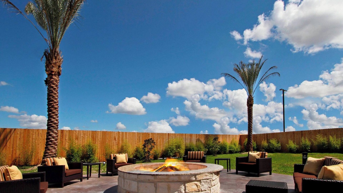 Victoria Hotel | Courtyard by Marriott Victoria