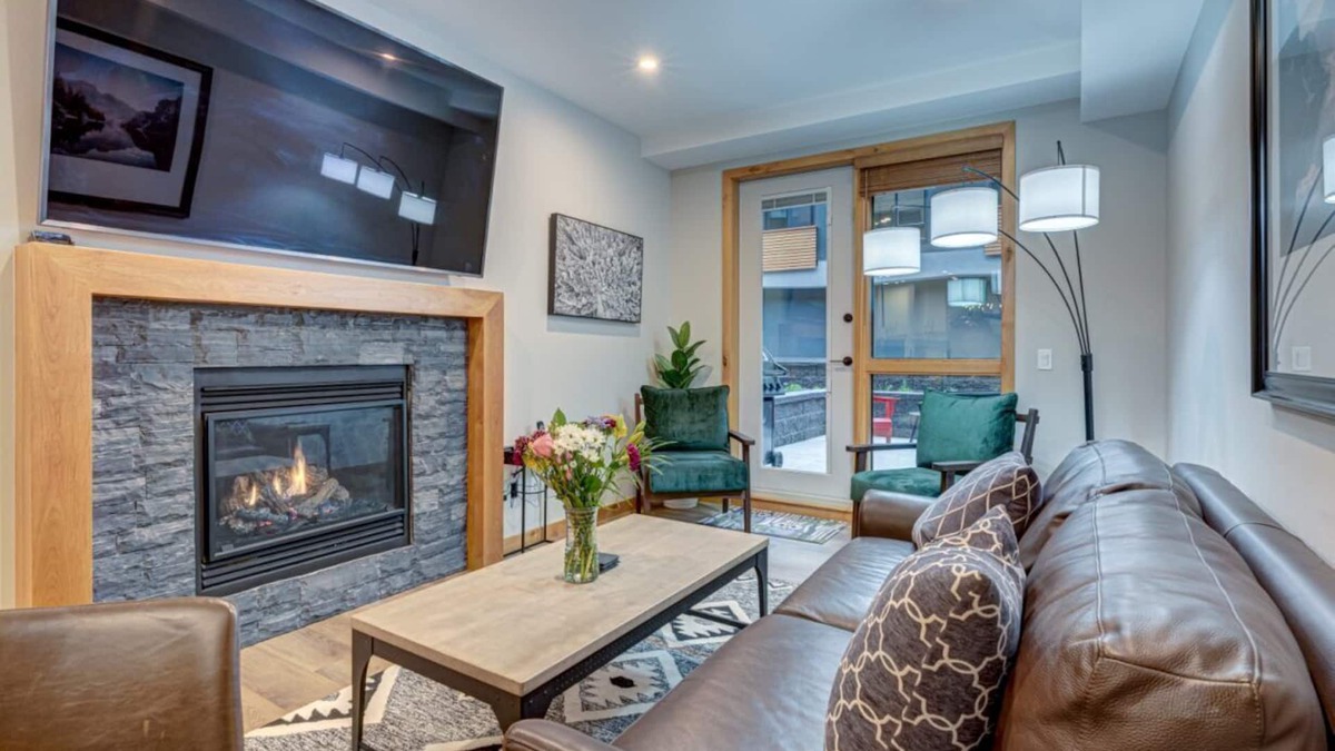 Canmore Condo | Courtyard Charm - 1 BR King/1 bath condo